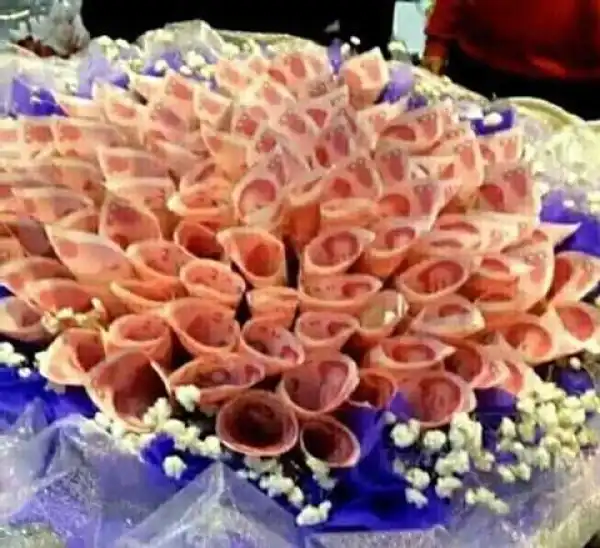 So Romantic! Man Declares His Love to His Girlfriend with a Bouquet of Roses Made of Thousands of Cash (Photos)